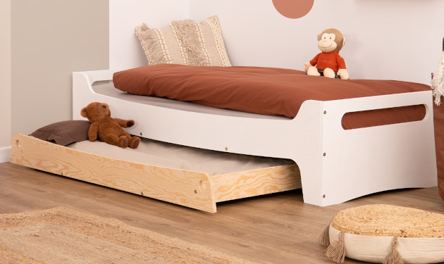 Drewniane łóżko TILA 10 z otwartą szufladą wykonane ze sklejki sosnowej w kolorze białym